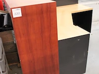 Houten receptiemeubel in hoekopstelling, afm. 220 x 210 x werkhoogte 72 cm. - afbeelding 2 van  5