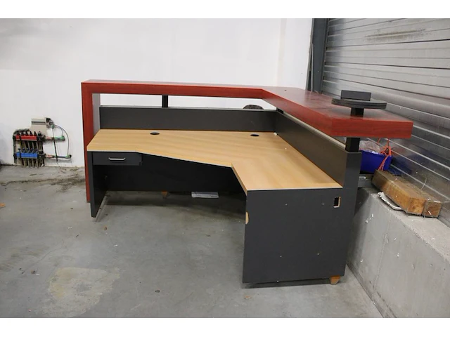 Houten receptiemeubel in hoekopstelling, afm. 220 x 210 x werkhoogte 72 cm. - afbeelding 3 van  5