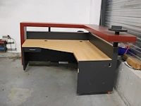 Houten receptiemeubel in hoekopstelling, afm. 220 x 210 x werkhoogte 72 cm. - afbeelding 3 van  5