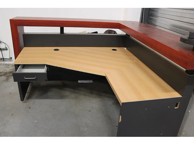 Houten receptiemeubel in hoekopstelling, afm. 220 x 210 x werkhoogte 72 cm. - afbeelding 5 van  5