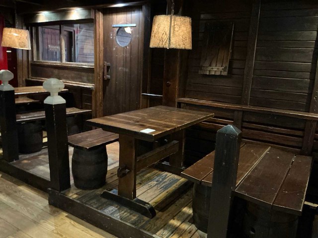 Houten restauranttafel met 2 banken - afbeelding 1 van  8