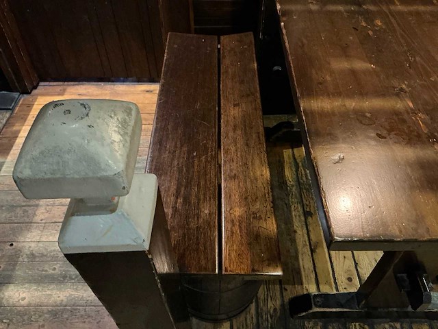 Houten restauranttafel met 2 banken - afbeelding 5 van  8