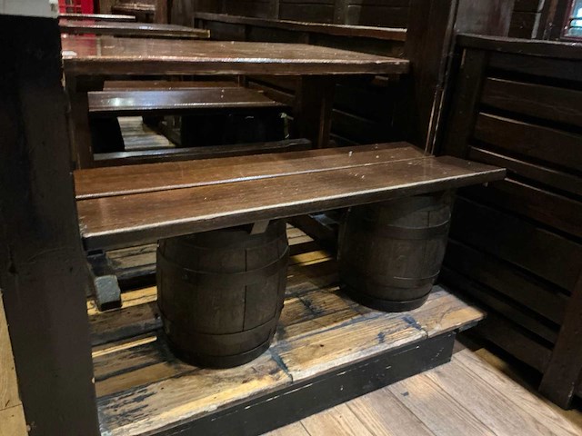 Houten restauranttafel met 2 banken - afbeelding 5 van  7