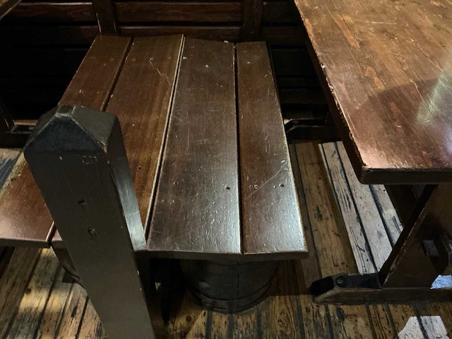 Houten restauranttafel met 2 banken - afbeelding 7 van  7
