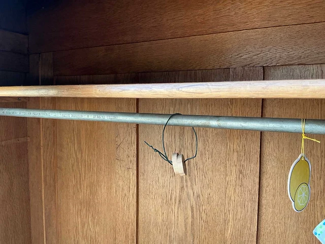 Houten retro kledingkast - afbeelding 4 van  8