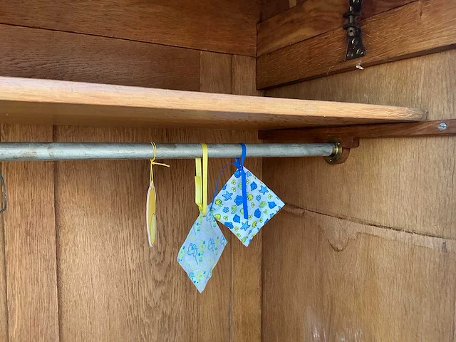 Houten retro kledingkast - afbeelding 5 van  8