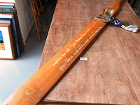 Houten roeiriem voorzien van een inscriptie en een bronzen scheepsbel - afbeelding 1 van  5