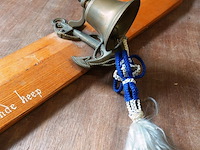 Houten roeiriem voorzien van een inscriptie en een bronzen scheepsbel - afbeelding 2 van  5