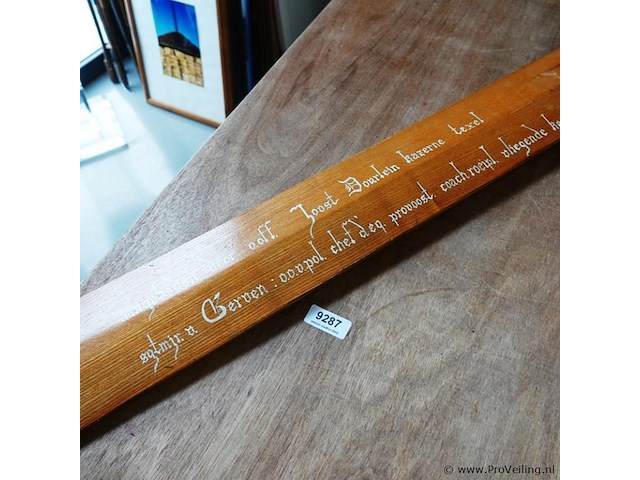 Houten roeiriem voorzien van een inscriptie en een bronzen scheepsbel - afbeelding 3 van  5