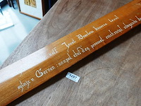 Houten roeiriem voorzien van een inscriptie en een bronzen scheepsbel - afbeelding 3 van  5