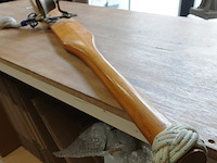 Houten roeiriem voorzien van een inscriptie en een bronzen scheepsbel - afbeelding 4 van  5