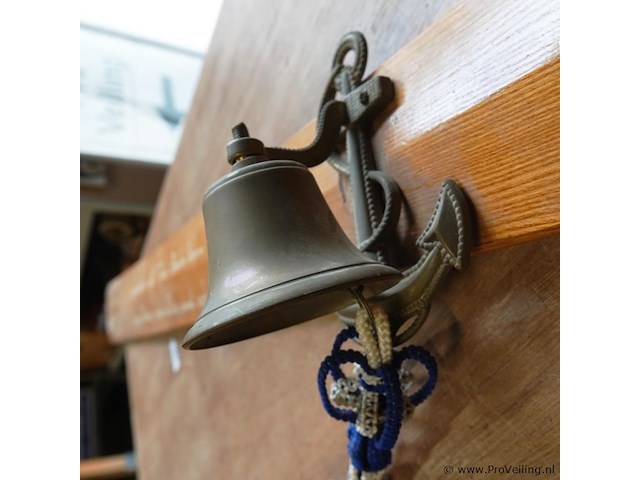Houten roeiriem voorzien van een inscriptie en een bronzen scheepsbel - afbeelding 5 van  5