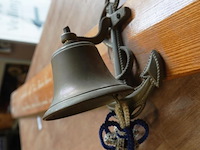 Houten roeiriem voorzien van een inscriptie en een bronzen scheepsbel - afbeelding 5 van  5