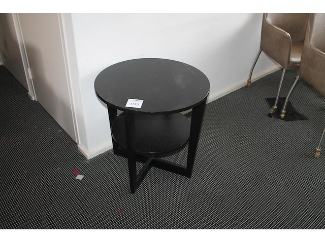 Houten ronde tafel met onderplateau. doorsnede 60 cm. hoogte 60 cm. - afbeelding 1 van  2