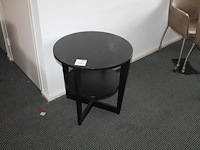 Houten ronde tafel met onderplateau. doorsnede 60 cm. hoogte 60 cm. - afbeelding 1 van  2