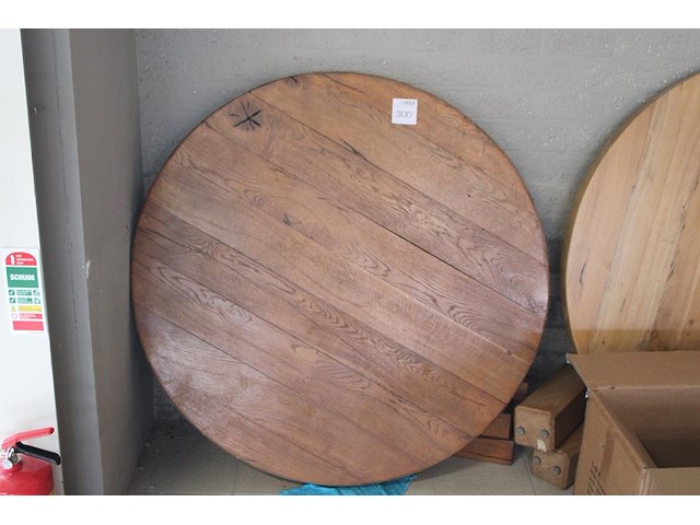 Houten salontafel, doorsnede 122 cm en hoogte circa 43 cm. - afbeelding 1 van  2