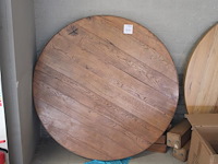Houten salontafel, doorsnede 122 cm en hoogte circa 43 cm.