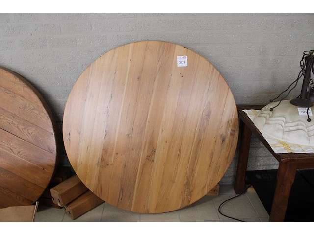 Houten salontafel, doorsnede 122 cm en hoogte circa 43 cm. - afbeelding 1 van  2