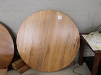Houten salontafel, doorsnede 122 cm en hoogte circa 43 cm.