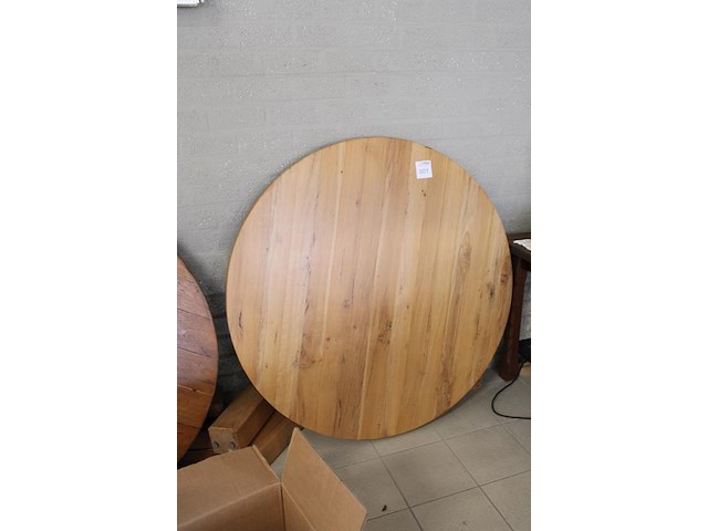 Houten salontafel, doorsnede 122 cm en hoogte circa 43 cm. - afbeelding 2 van  2