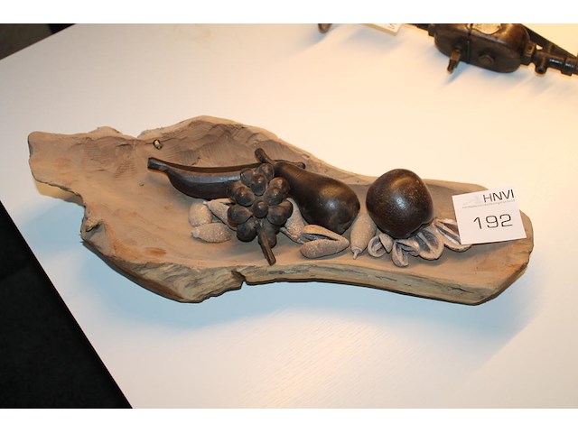 Houten schaal met houten fruit. - afbeelding 1 van  2