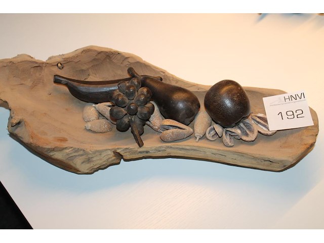 Houten schaal met houten fruit. - afbeelding 2 van  2