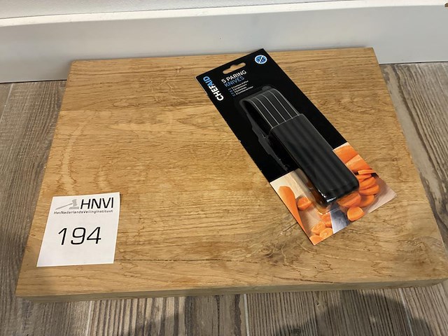 Houten snijplank met messenset. - afbeelding 1 van  2