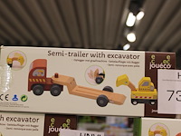 Houten speelgoed joueco, trailer met graafmachine. - afbeelding 1 van  1