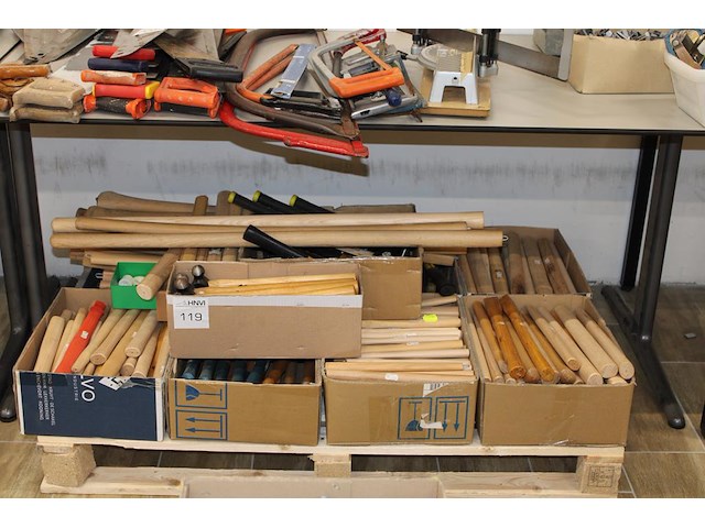 Houten stelen in grote diversiteit en hamers op pallet. - afbeelding 1 van  2