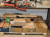 Houten stelen in grote diversiteit en hamers op pallet. - afbeelding 1 van  2