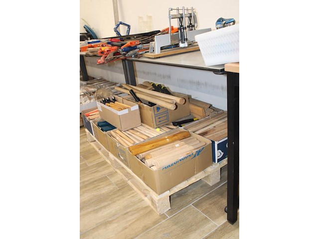 Houten stelen in grote diversiteit en hamers op pallet. - afbeelding 2 van  2