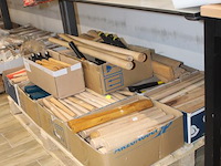 Houten stelen in grote diversiteit en hamers op pallet. - afbeelding 2 van  2