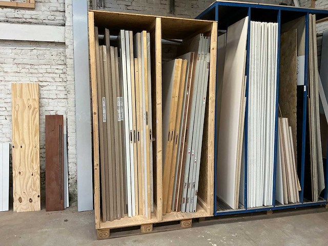 Houten stelling met deuren (26x) - afbeelding 1 van  11