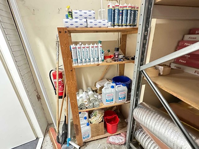 Houten stelling met inhoud - afbeelding 1 van  6