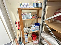 Houten stelling met inhoud - afbeelding 1 van  6