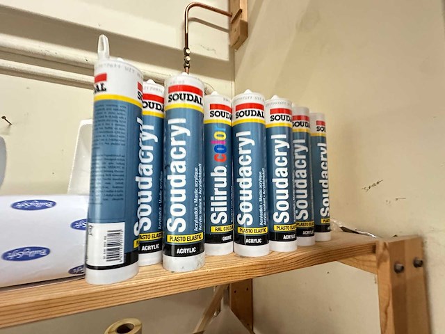 Houten stelling met inhoud - afbeelding 2 van  6