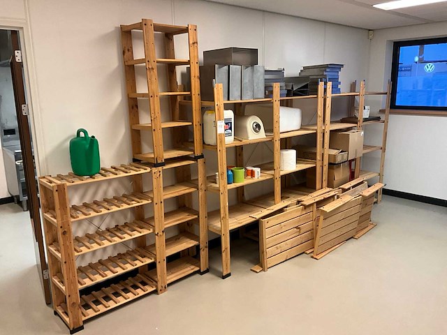 Houten stelling met inhoud - afbeelding 1 van  8