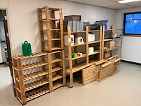 Houten stelling met inhoud - afbeelding 1 van  8