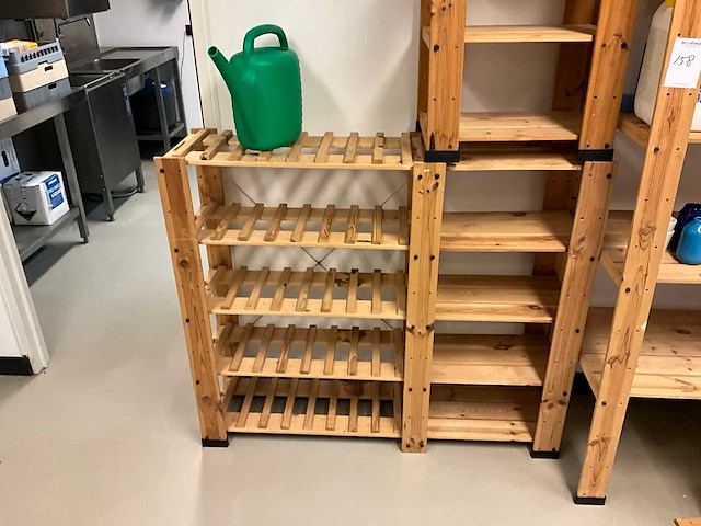 Houten stelling met inhoud - afbeelding 2 van  8