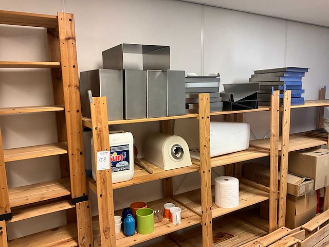 Houten stelling met inhoud - afbeelding 5 van  8