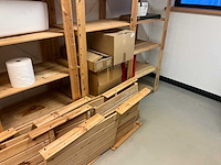 Houten stelling met inhoud - afbeelding 7 van  8