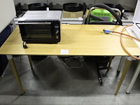 Houten tafel afm. 140 x 65 x 73 cm. margeproduct - afbeelding 1 van  2