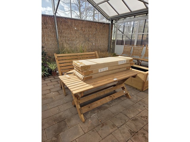 Houten tafel met 4x bank talen - afbeelding 1 van  12