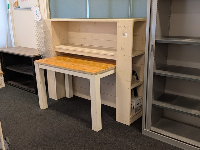Houten tafel met ombouwkast - afbeelding 1 van  5