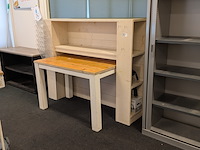 Houten tafel met ombouwkast