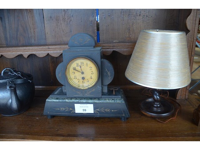 Houten tafellamp stoffen kap, marmeren schouwklok, gietijzeren ketel en kom, olielamp zwart - afbeelding 2 van  6