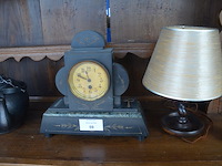 Houten tafellamp stoffen kap, marmeren schouwklok, gietijzeren ketel en kom, olielamp zwart - afbeelding 2 van  6