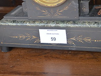 Houten tafellamp stoffen kap, marmeren schouwklok, gietijzeren ketel en kom, olielamp zwart - afbeelding 3 van  6