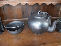 Houten tafellamp stoffen kap, marmeren schouwklok, gietijzeren ketel en kom, olielamp zwart - afbeelding 5 van  6