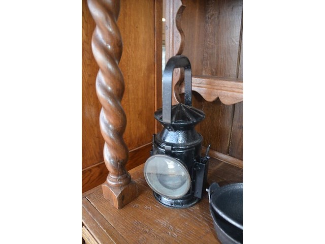Houten tafellamp stoffen kap, marmeren schouwklok, gietijzeren ketel en kom, olielamp zwart - afbeelding 6 van  6